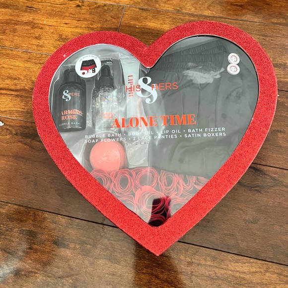 💥BRAND NEW💥HIS & HERS Date Night Gift Set - Picture 3 of 5